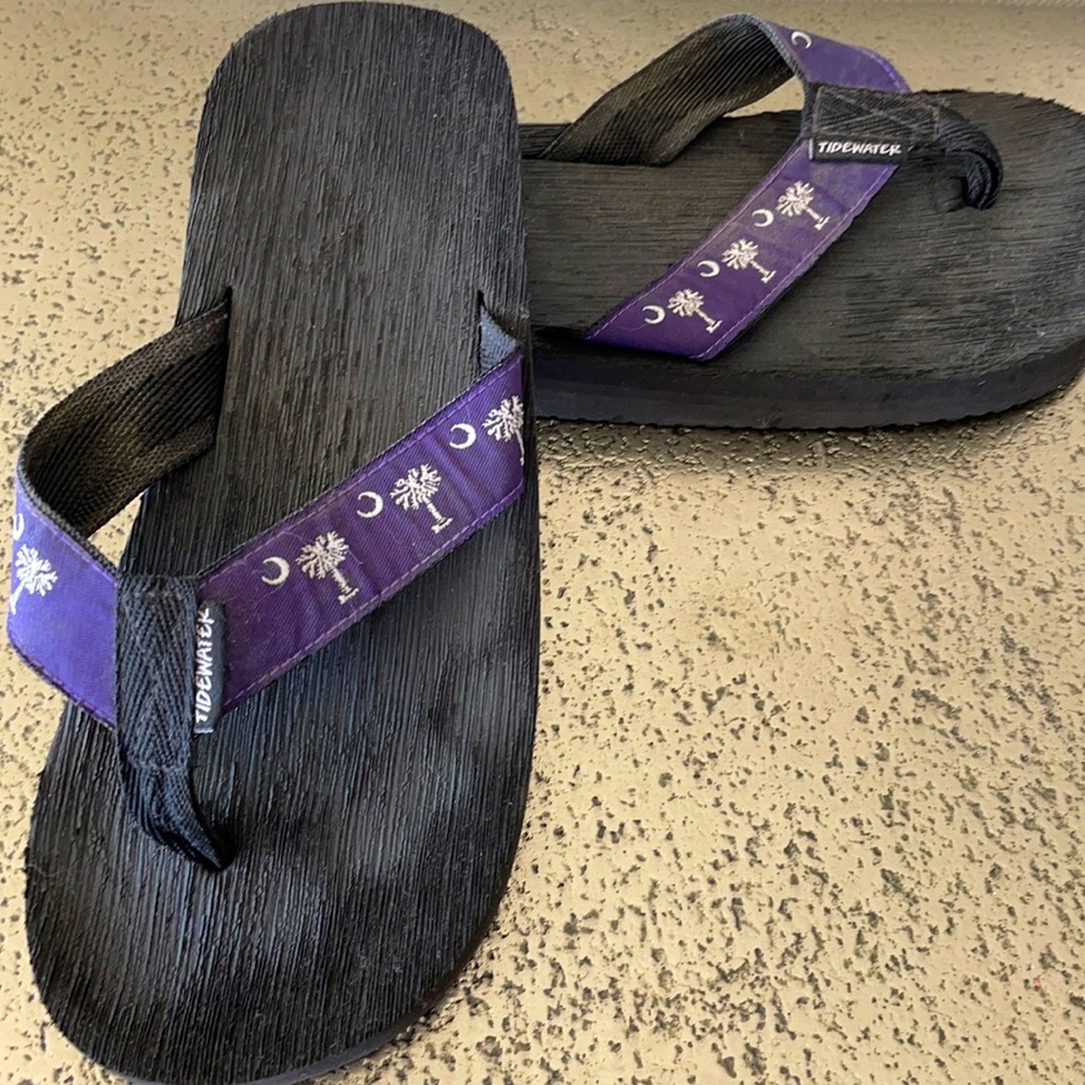 PURPLE/WHITE FLIP FLOPS